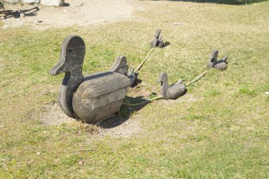 Ahşap ördeğe ördek yavrusu ile