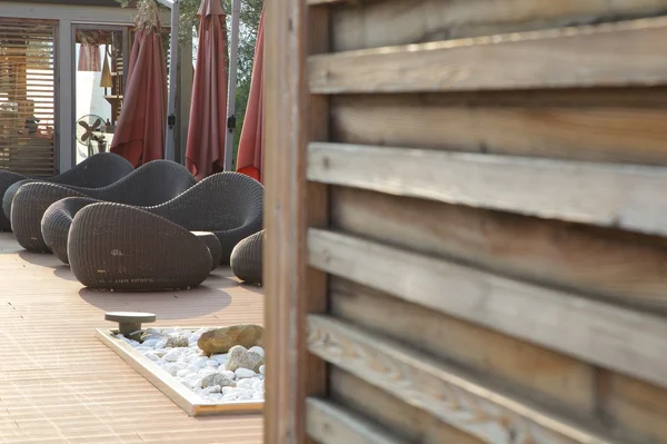 Vävda möbler på en terrass i hotel — Stockfoto