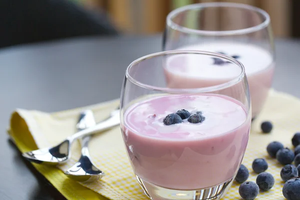 Yogur de arándanos en las copas — Foto de Stock