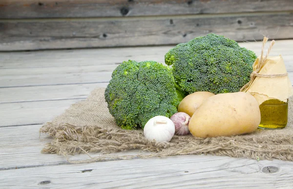 Voedingsmiddelen en nieuwe voedselingrediënten op een rouwgewaad — Stockfoto