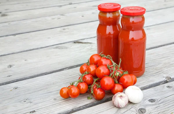 Tomates cherry y salsa italiana — Foto de Stock