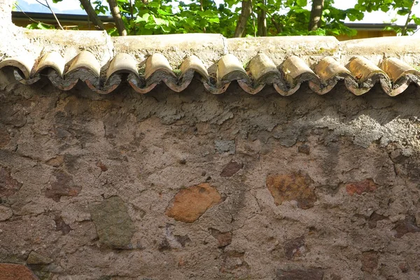 Un muro de hormigón cubierto por tejas viejas — Foto de Stock