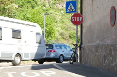 Yol işaretleri durak ve yaya geçiş noktası