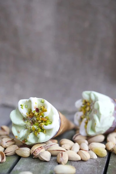 Cono di vaniglia con pistacchi — Foto Stock