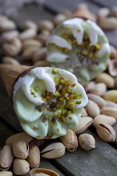 Cono di vaniglia con pistacchi — Foto Stock