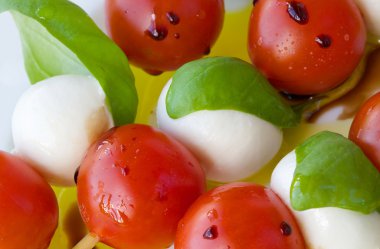 Caprese salatası şişleri