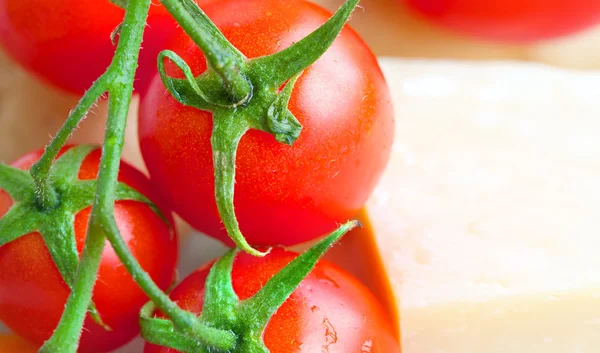Вишневі помідори і пармезан — стокове фото