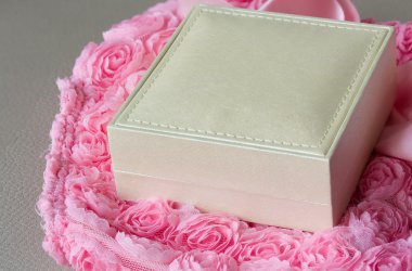 Pembe bir yüzey üzerinde hediye