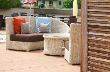 Hasır mobilya parçaları.