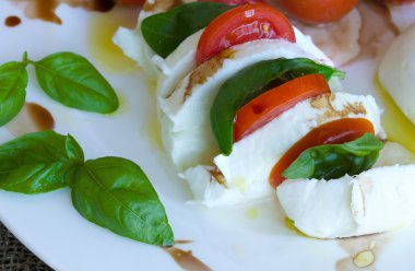 Buffalo mozzarella bir dal kiraz domates ile