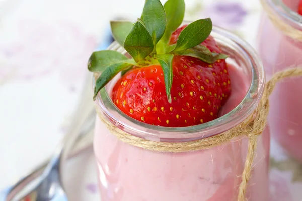 Yogur de fresa en una taza de vidrio — Foto de Stock