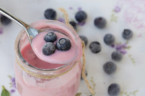 домашний черничный йогурт
