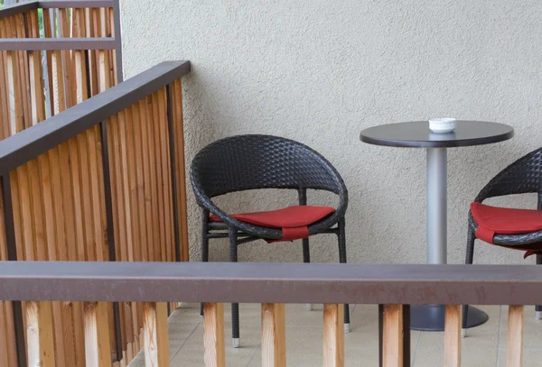 Hotel balkong med yttre möbler. — Stockfoto