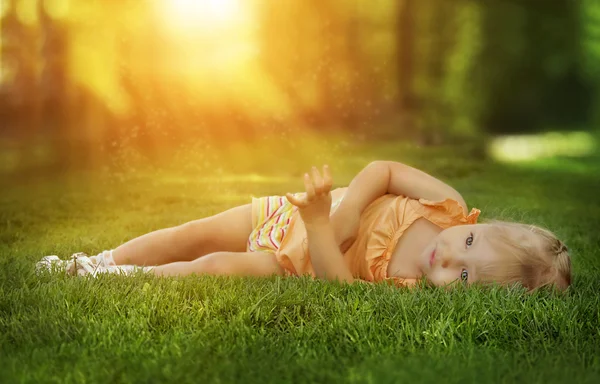 Verträumtes Foto eines kleinen Mädchens im Gras — Stockfoto