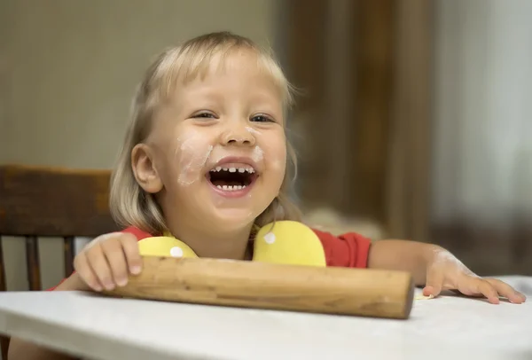 Masa rodante infantil para espaguetis —  Fotos de Stock