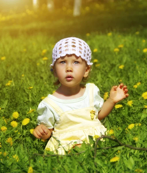 Roztomilá holčička na hřišti — Stock fotografie