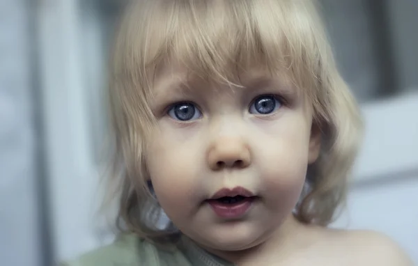 Linda niña con grandes ojos hermosos profundidad superficial del campo —  Fotos de Stock