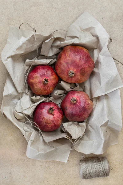 Fruta envuelta en papel artesanal —  Fotos de Stock