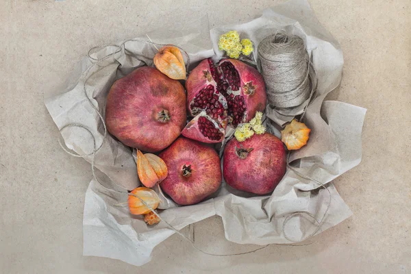 Fruta envuelta en papel artesanal —  Fotos de Stock
