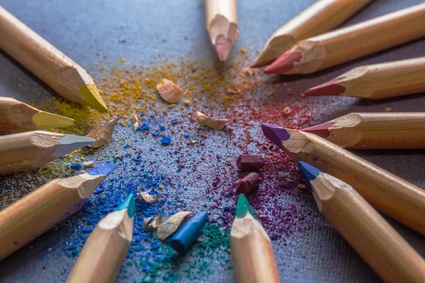 Lápis multicoloridos sobre fundo cinzento — Fotografia de Stock