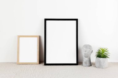 Gri kafalı iki fotoğraf çerçevesi. 