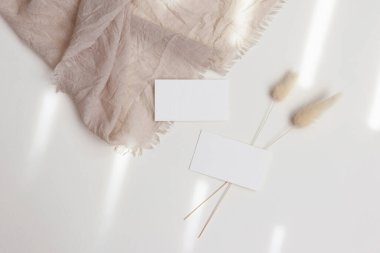 Kuru dikenli iki isim kartı modeli.