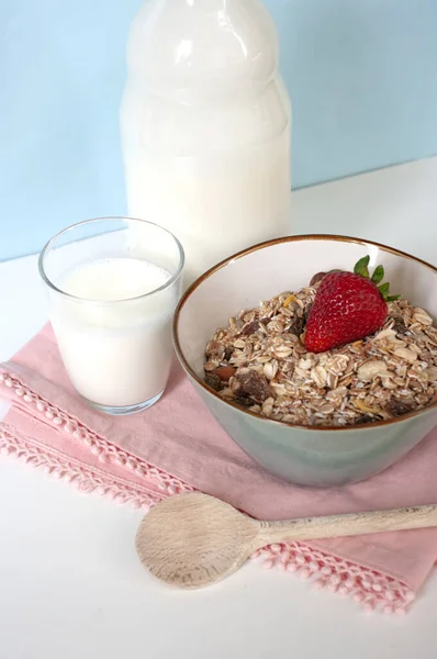 Desayuno rápido saludable, harina de avena con leche y fresa. Comida de mañana. —  Fotos de Stock