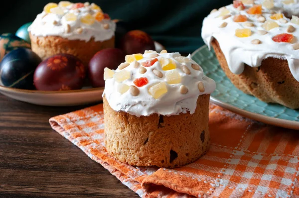 Geleneksel Ortodoks Paskalya ekmeği Kulich, Rus yemeği, din, boyanmış yumurta, mum..