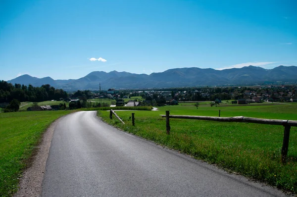 Paesaggio Recinzione Vicino Strada Scendendo Collina Attraverso Prati Campi Giorno — Foto Stock