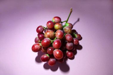 Üzüm demeti yakın, taze meyve fotoğrafı. Menekşe arkaplan