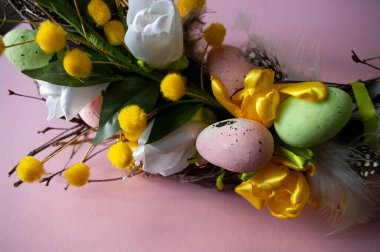 Paskalya çelengi, çiçek ve yumurtalarla süslenmiş, huş ağacından yapılmış..