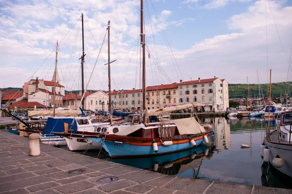 IZOLA, SLOVENIA - 13 Haziran 2021: Marina Izola-valobran. Rıhtıma park etmiş eski yelkenli yatlar ve tekneler. Adriyatik Denizi 'nde yaz tatili. Izola, Slovenya.