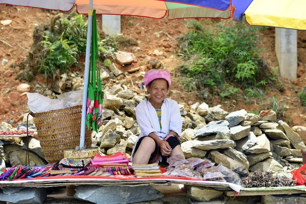 Sorrindo mulher minoria chinesa vendendo seus bens, Guilin, Guangxi, China — Fotografia de Stock