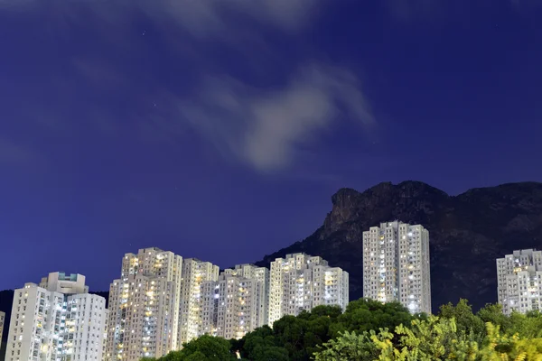 Bytový dům Kowloon s Lví skála hory — Stock fotografie