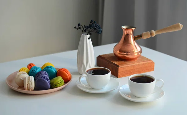 Twee Kop Koffie Veelkleurige Macarons Turkse Koffiepot Witte Achtergrond Bovenaanzicht — Stockfoto