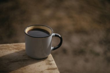 Bahçedeki ahşap masada kahve fincanı.
