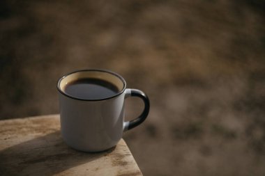 Bahçedeki ahşap masada kahve fincanı.