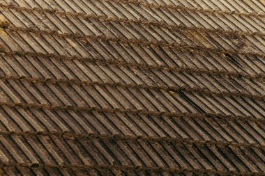 bir evin eski kırsal çatısı, karoların dokusu ve buzdaki bacalar