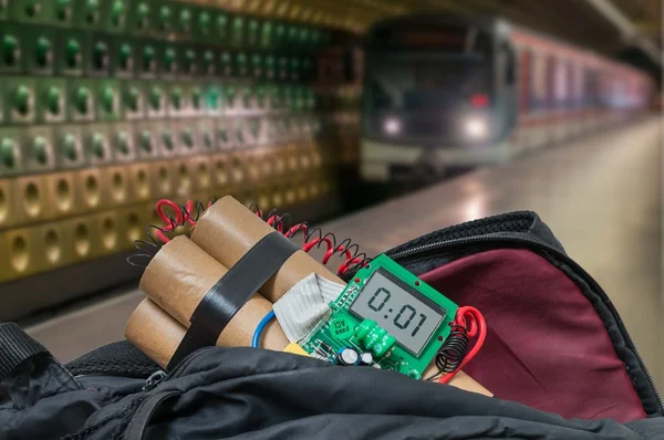地下鉄駅で列車とバッグに爆弾は爆発させるつもりです。テロの概念. — ストック写真