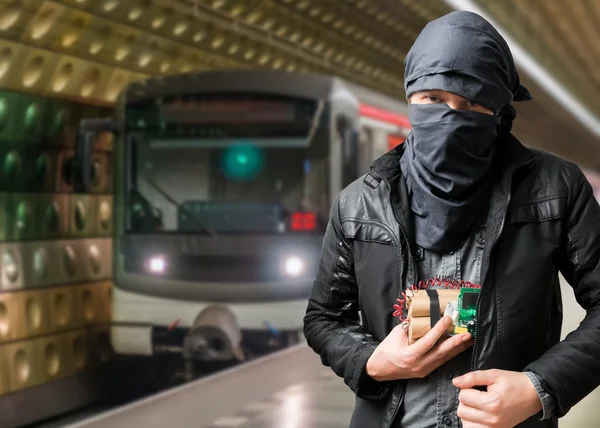 Terrorista tiene bomba de dinamita en la chaqueta. Tren acercándose estación de metro . — Foto de Stock