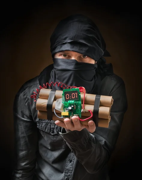 Terroristische wachtruimten dynamite bom in de hand. Lage hoofdfoto. — Stockfoto