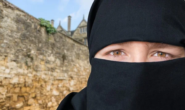 Ojos de mujer joven en pañuelo niqab negro. Concepto de cultura árabe — Foto de Stock