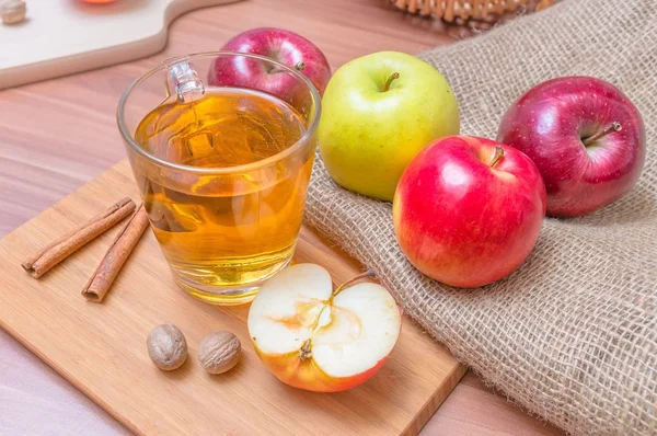 Cydr - alkohol gorący napój jabłkowy i jabłka na drewnianym stole — Zdjęcie stockowe