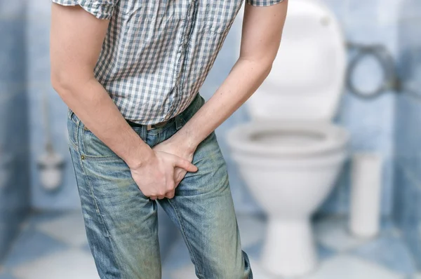 Hombre con problemas de próstata frente al inodoro. Incontinencia —  Fotos de Stock