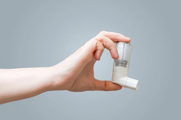 Рука тримає інгалятор для астми . — стокове фото