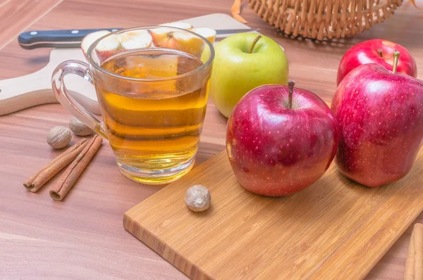 Сидр - алкоголь горячий яблочный напиток и яблоки на деревянном столе — стоковое фото