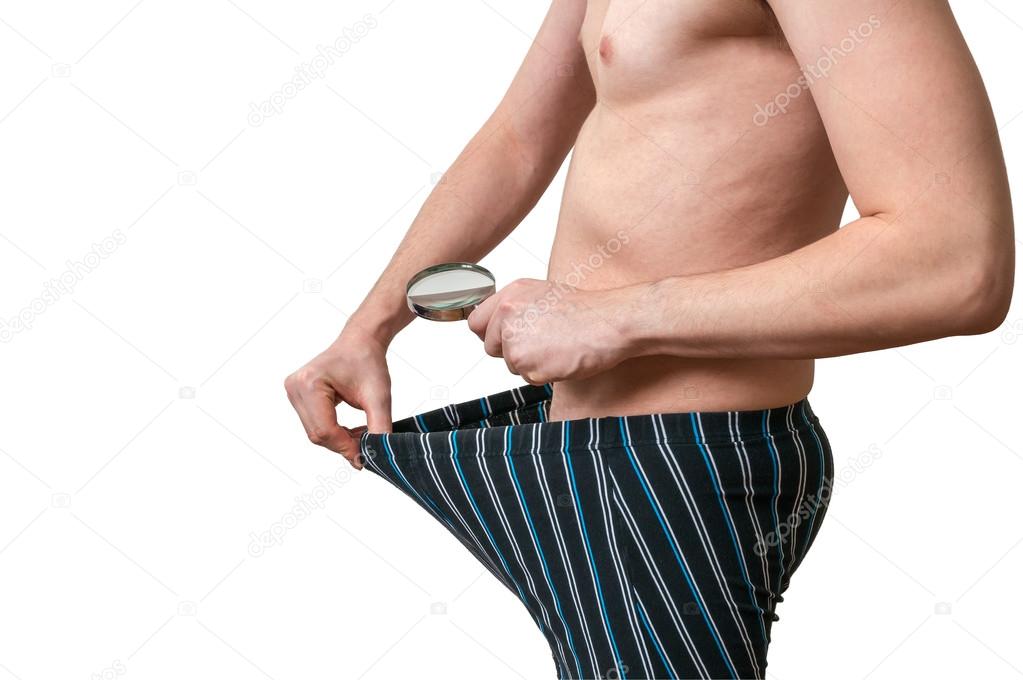Conceito de impotência. Homem com lupa é procurar dentro da cueca em