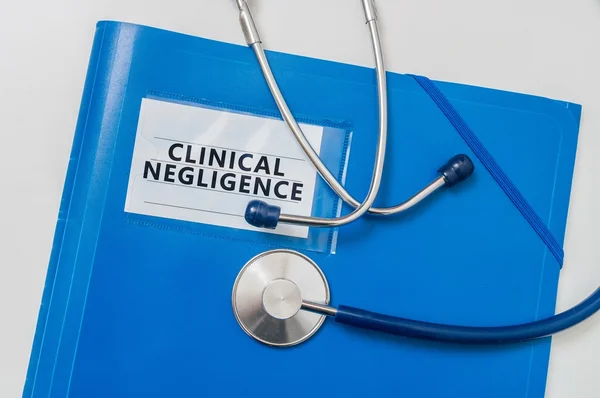 Μπλε φάκελο με ιατρικής αμέλειας. Έννοια της ιατρική ανεπάρκεια. — Φωτογραφία Αρχείου
