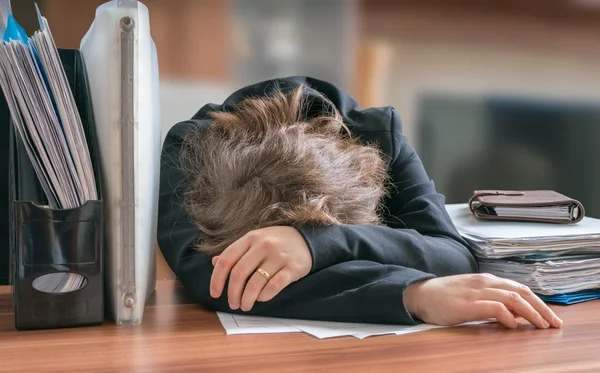 Trött och utmattad arbetsnarkoman kvinna sov på skrivbord i office. — Stockfoto