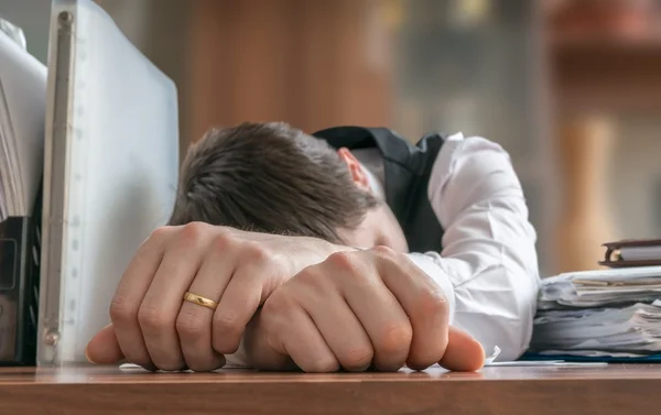 Hombre de negocios perezoso o capa está durmiendo en el escritorio en la oficina . — Foto de Stock